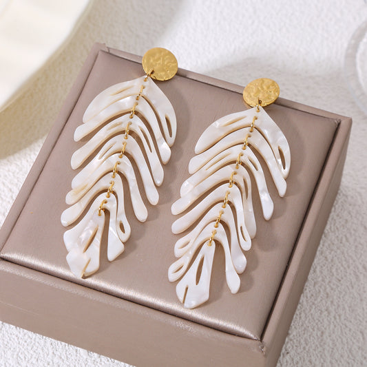Boucles d'oreilles pendantes dorées feuilles articulées résine beige