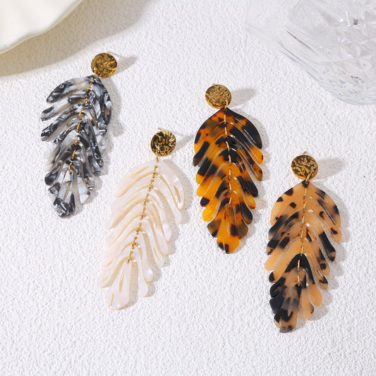 Boucles d'oreilles pendantes dorées feuilles articulées imprimé animalier