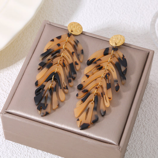 Boucles d'oreilles pendantes dorées feuilles articulées imprimé animalier clair