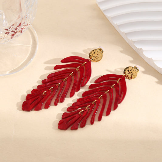Boucles d'oreilles pendantes dorées feuilles articulées imprimé rouge