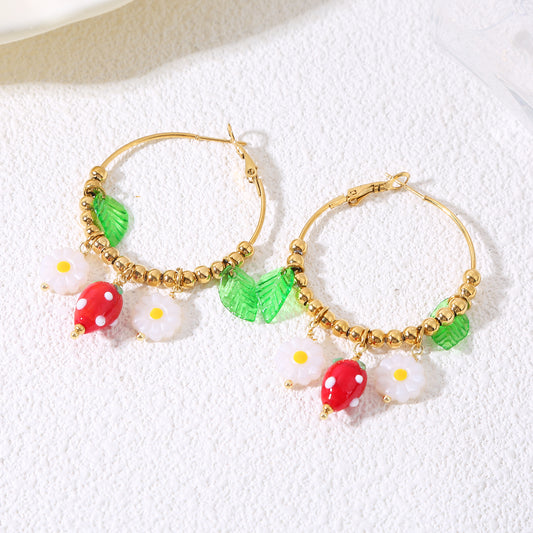 Boucles d'oreilles créoles avec fraise et marguerite