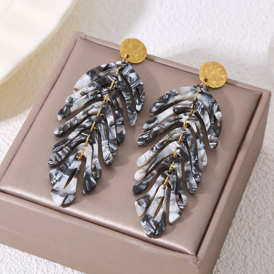 Boucles d'oreilles pendantes dorées feuilles articulées noir et blanc