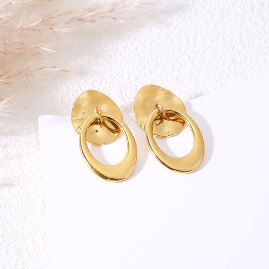 Boucles d’oreilles dorées pendantes médaillon martelé et anneau ovale lisse