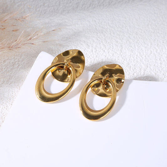 Boucles d’oreilles dorées pendantes médaillon martelé et anneau ovale lisse