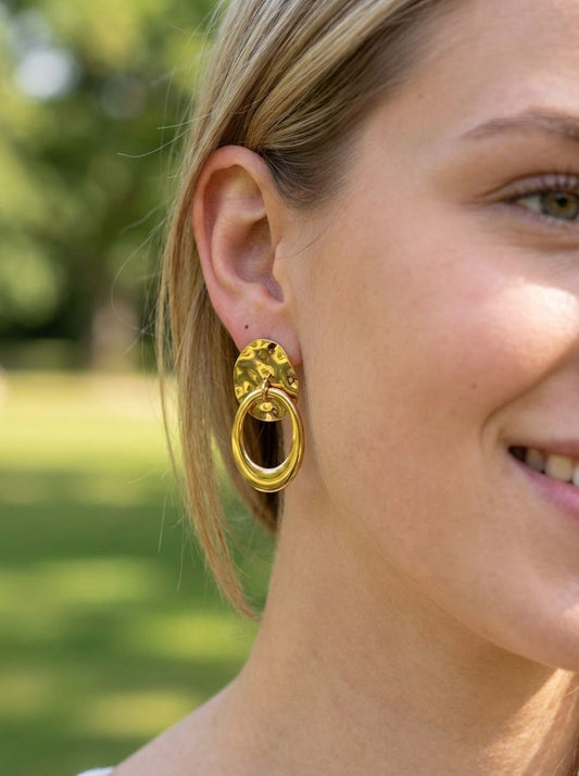 Boucles d’oreilles dorées pendantes médaillon martelé et anneau ovale lisse
