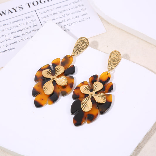 Boucle d'oreilles dorées pendantes résine léopard fleur incrustée