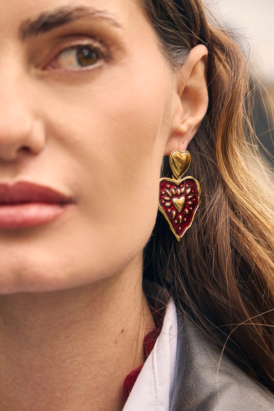 Boucle d'oreilles dorées pendantes cœurs lisses et résine rouge