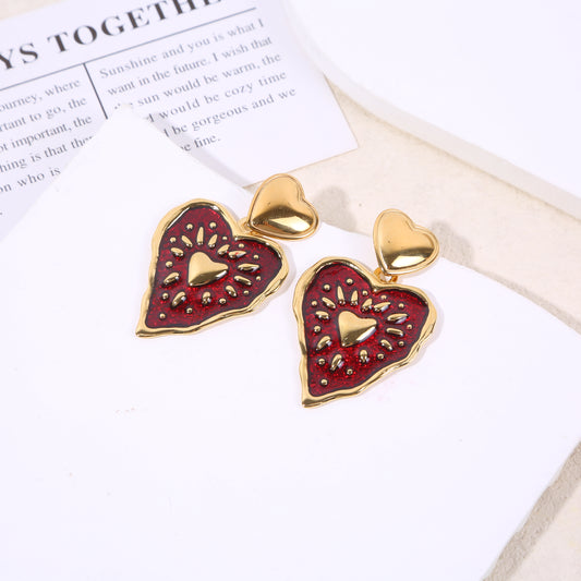 Boucle d'oreilles dorées pendantes cœurs lisses et résine rouge