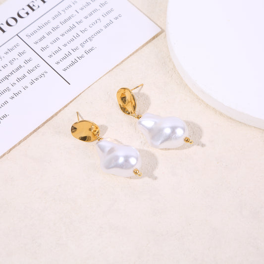 Boucles d'oreilles pendantes dorées perle blanche