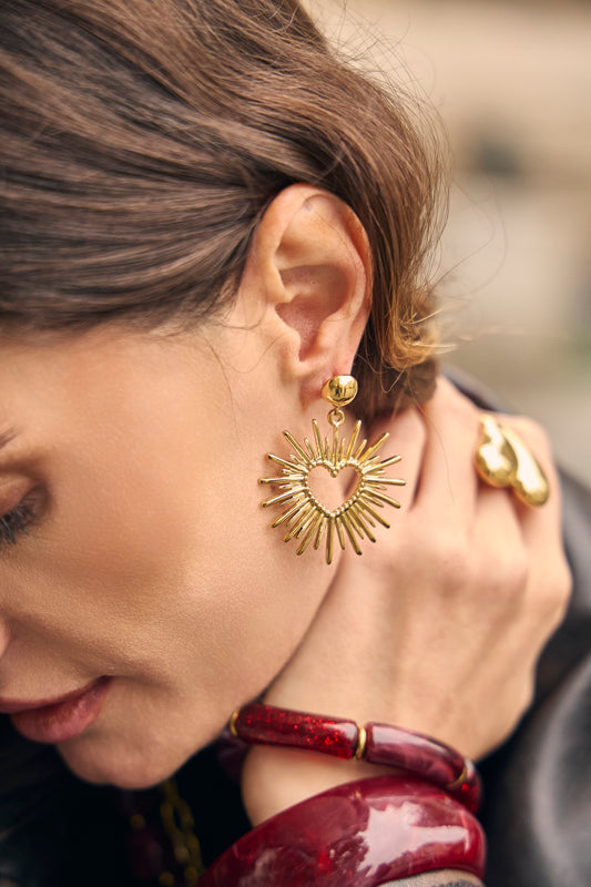 Boucles d’oreilles dorées pendantes cœur rayonnant