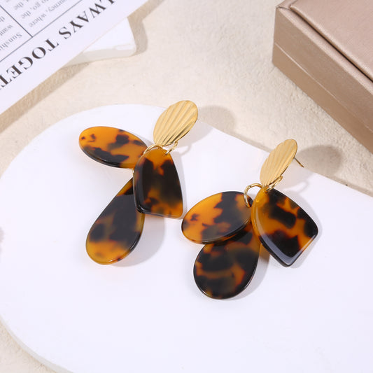 Boucle d'oreilles dorées pendantes 3 formes résine léopard