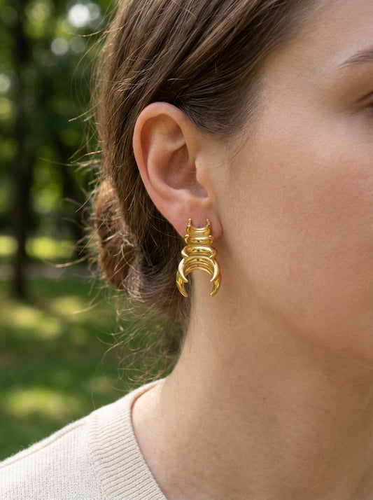 Boucles d’oreilles dorées pendantes croissant de lune empilés effet miroir