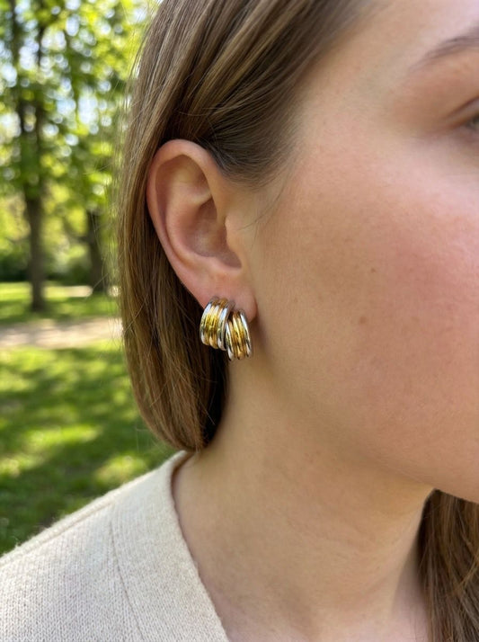 Boucles d’oreilles bicolores doré et argenté anneaux larges entrelacés effet miroir