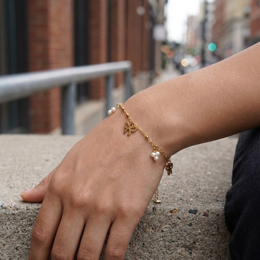 Bracelet délicat à nœuds pavés ajourés et perles fines