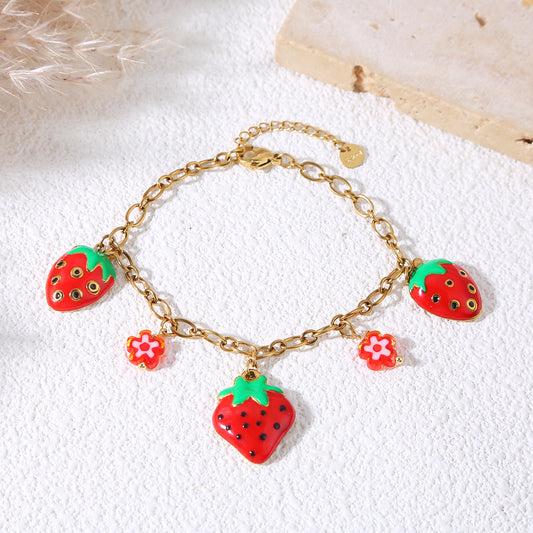 Collier chaîne dorée avec breloques fraises et fleurs