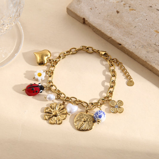 Bracelet chaîne pendentifs coccinelle fleurs et coeurs