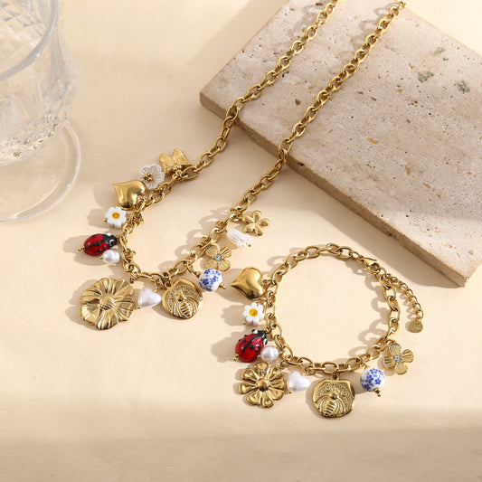 Bracelet chaîne pendentifs coccinelle fleurs et coeurs