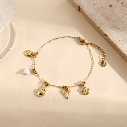 Bracelet doré chaîne fine pendentifs cœurs lisse et blanche