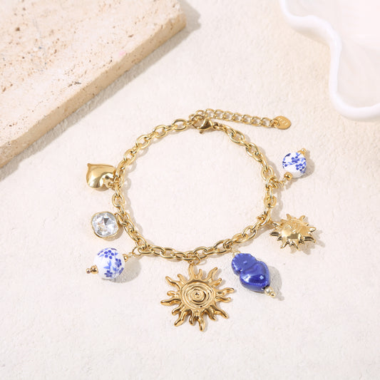Bracelet chaîne dorée charms bleus et grand soleil