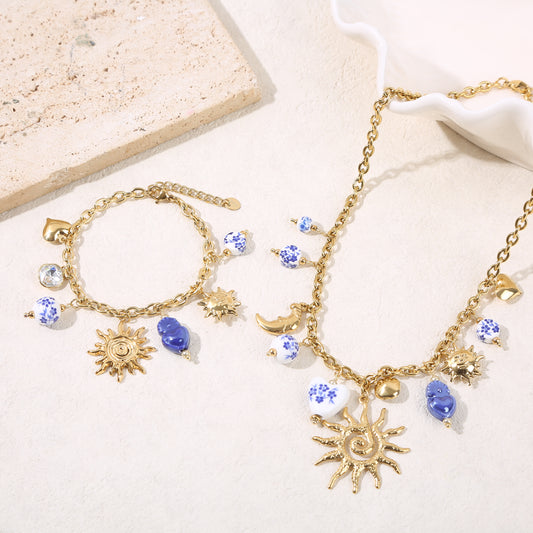 Bracelet chaîne dorée charms bleus et grand soleil