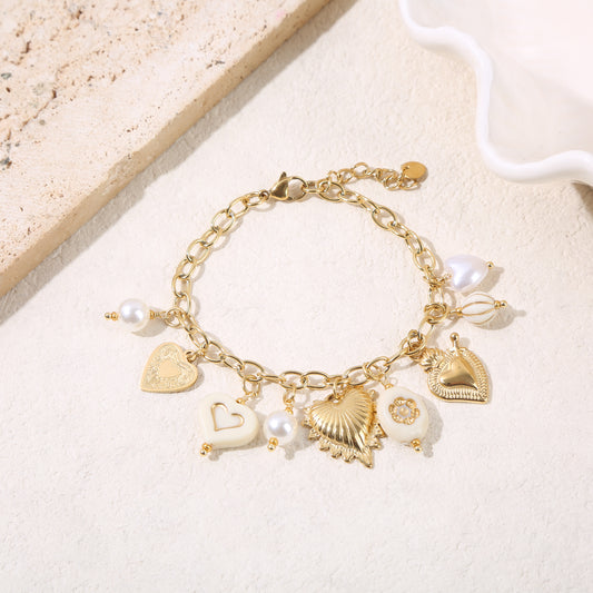 Bracelet chaîne dorée charms cœurs et résine beige