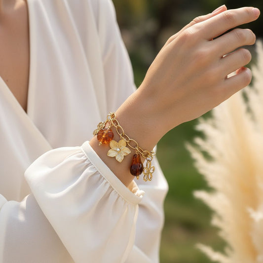 Bracelet chaîne dorée breloques résines ambrées et grande fleur