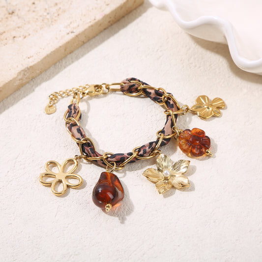 Bracelet chaîne dorée ornée tissu léopard résine ambrée et grande fleur