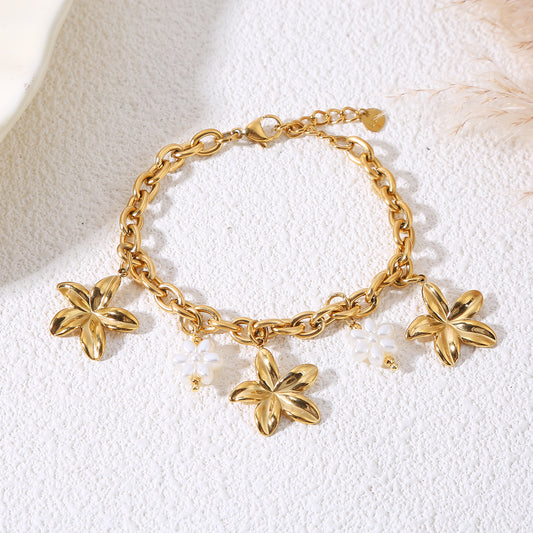 Bracelet chaîne dorée breloques fleurs et fleurs en perles