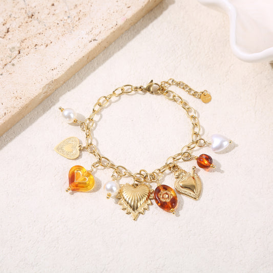 Bracelet chaîne dorée charms cœurs et résine ambrée