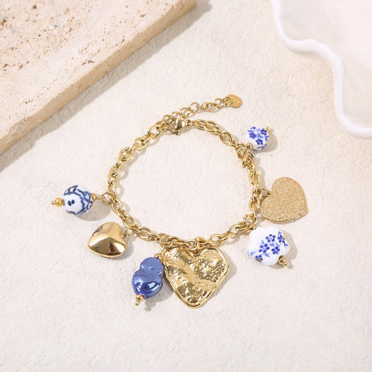 Bracelet chaîne dorée pendentifs bleus grande plaque cœur martelé