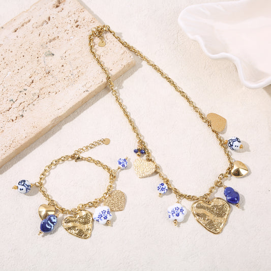 Bracelet chaîne dorée pendentifs bleus grande plaque cœur martelé