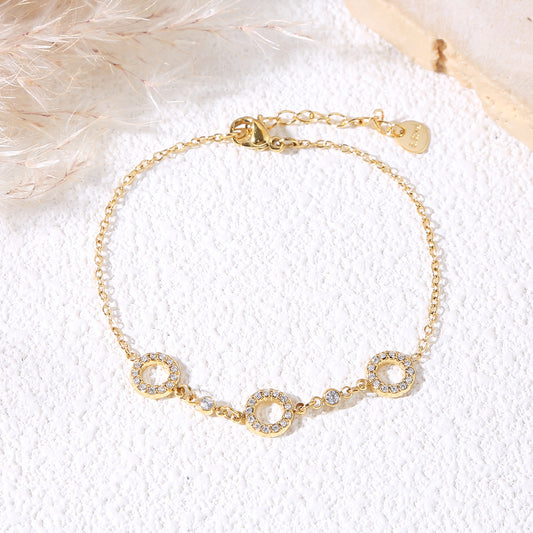 Bracelet chaîne fine dorée avec 3 pampilles cercles strassés