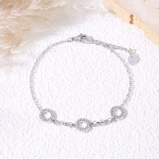 Bracelet chaîne fine argentée avec 3 pampilles cercles strassés