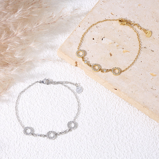 Bracelet chaîne fine argentée avec 3 pampilles cercles strassés