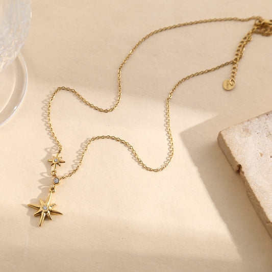 Collier doré chaîne fine pendentif étoile 8 branches strass central