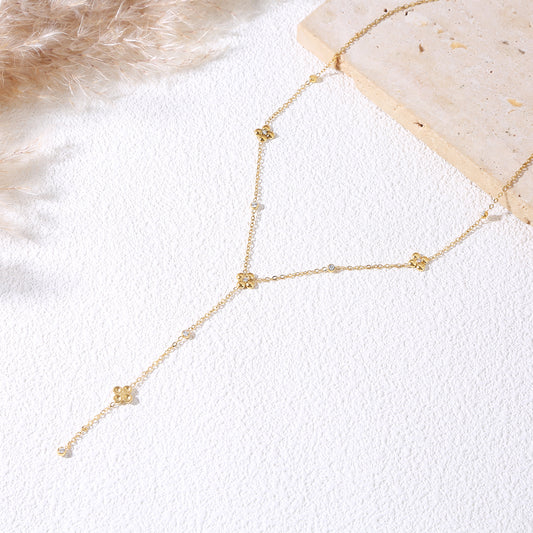 Collier doré fin en Y orné de petites fleurs et strass