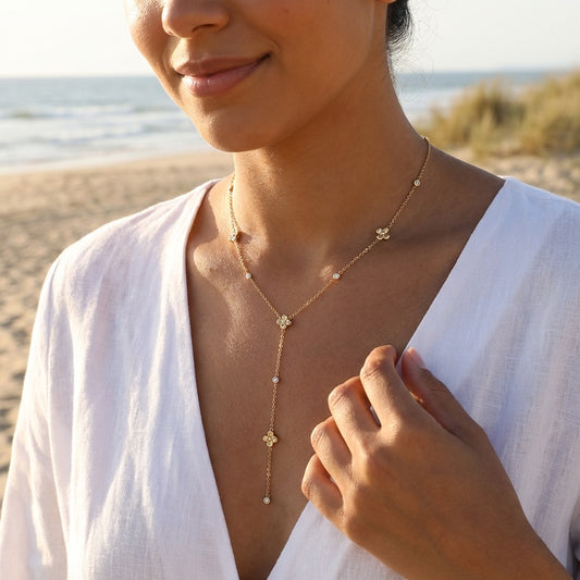 Collier doré fin en Y orné de petites fleurs et strass