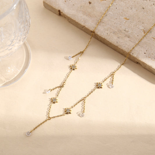 Collier doré chaîne fine avec pampilles étoiles strassées et gouttes de cristal