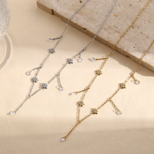 Collier doré chaîne fine avec pampilles étoiles strassées et gouttes de cristal