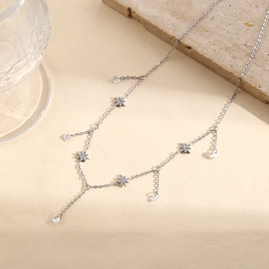 Collier argenté chaîne fine avec pampilles étoiles strassées et gouttes de cristal