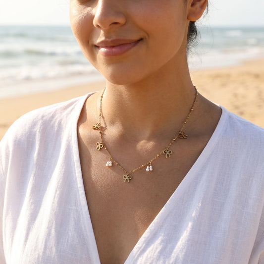 Collier chaîne fine orné de mini nœuds et mini perles nacrées