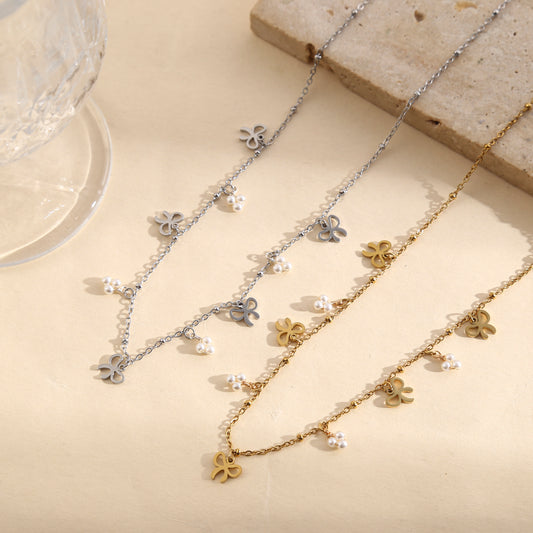 Collier chaîne fine orné de mini nœuds et mini perles nacrées