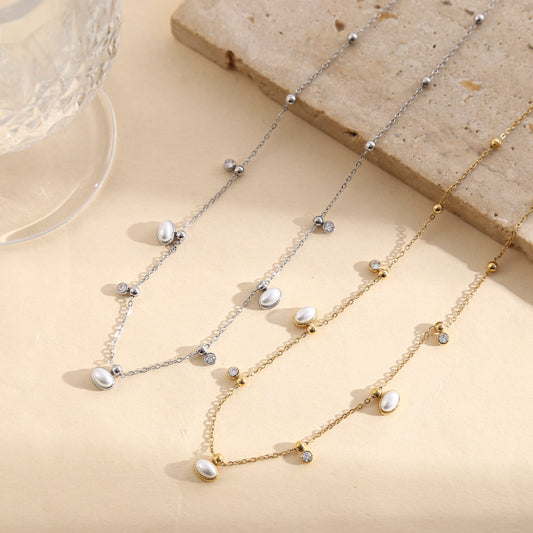 Collier chaîne fine perles lisses dorées mini pendentifs strass