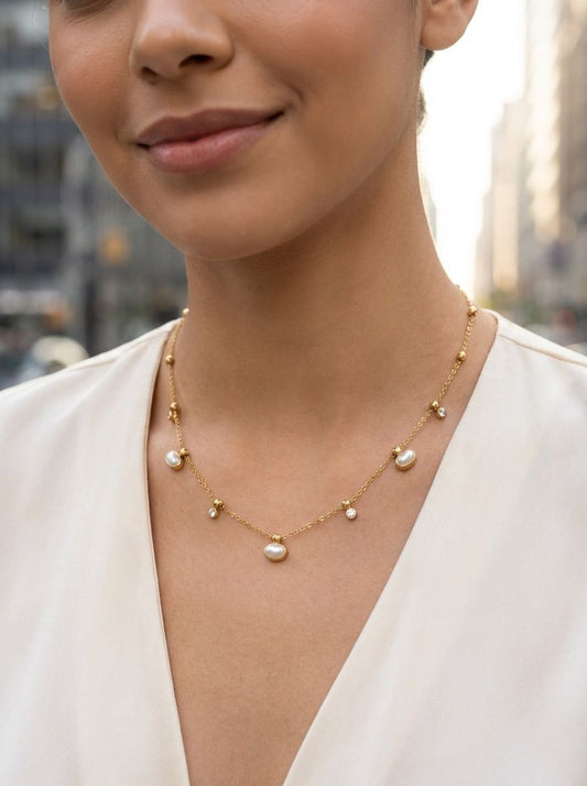 Collier chaîne fine perles lisses dorées mini pendentifs strass