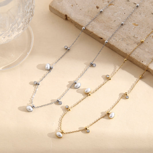 Collier argenté chaîne fine perles lisses dorées mini pendentifs strass