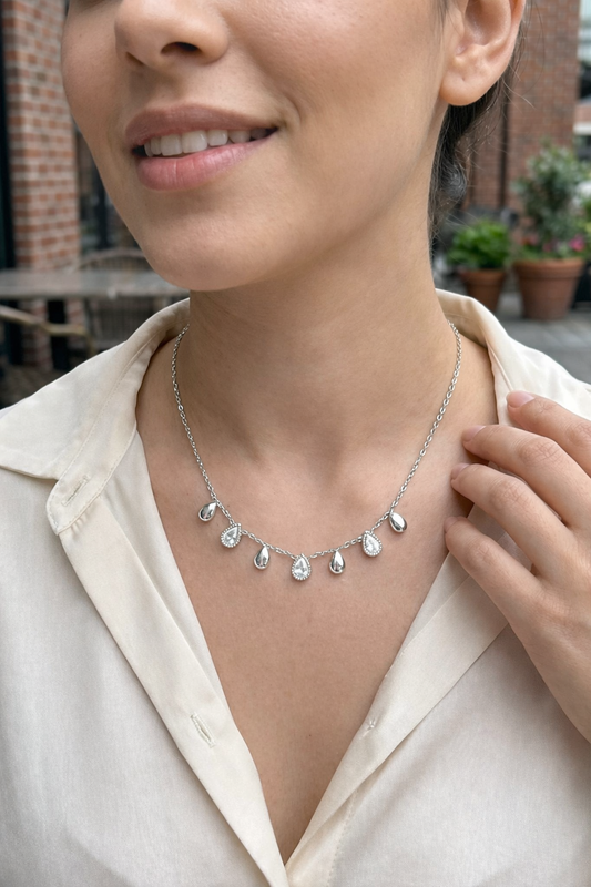 Collier chaîne fine perles lisses dorées mini pendentifs strass