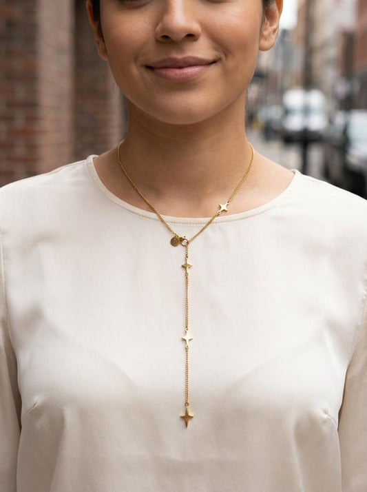 Collier chaîne fine sertie d'étoile 4 branches fermoir et une étoile strassée