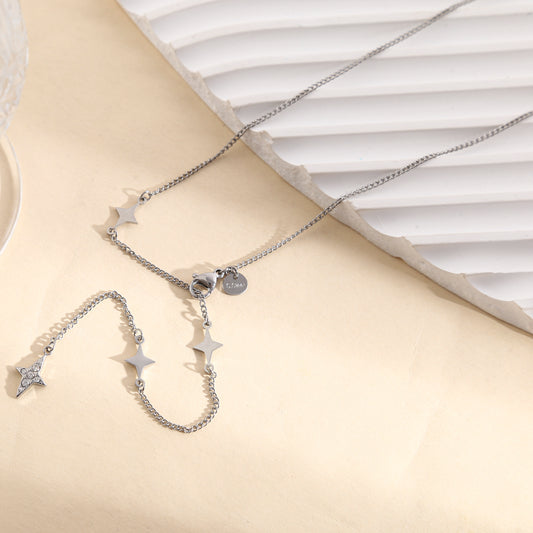 Collier argenté chaîne fine sertie d'étoile 4 branches fermoir et une étoile strassée