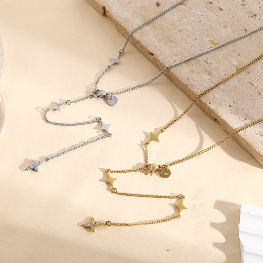 Collier argenté chaîne fine sertie d'étoile 4 branches fermoir et une étoile strassée