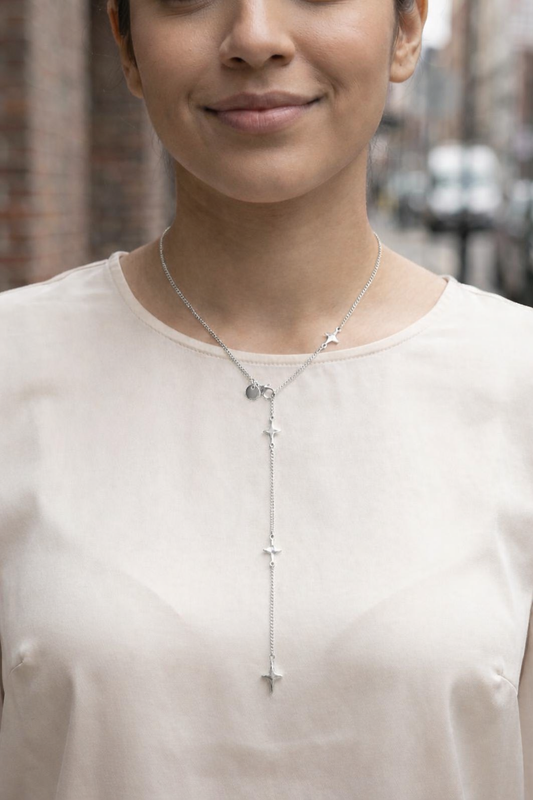 Collier chaîne fine sertie d'étoile 4 branches fermoir et une étoile strassée